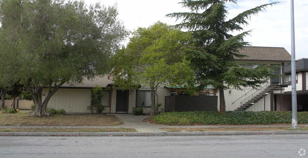 Building Photo - 43111 Mayfair Park Ave