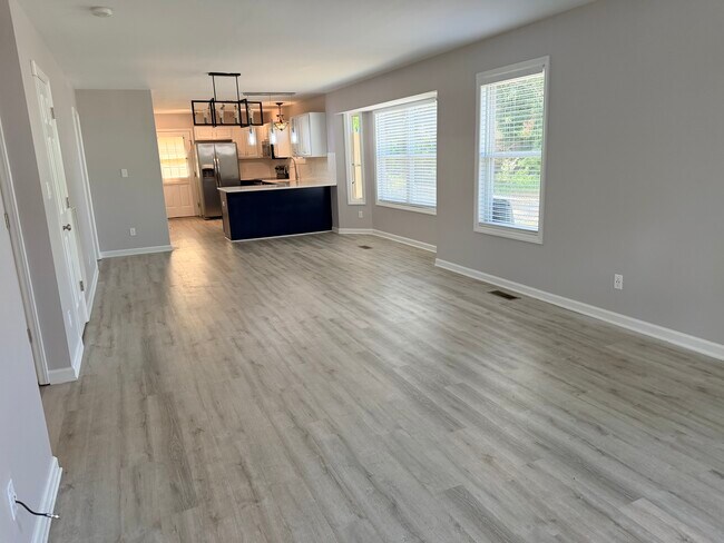Sala de estar + Comedor - 1028 Kent St