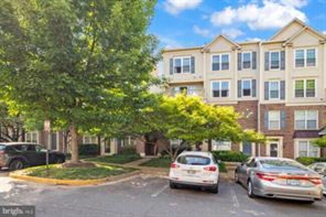 Building Photo - Gorgeous 2 level condo only 1 block from West Falls Church Metro.