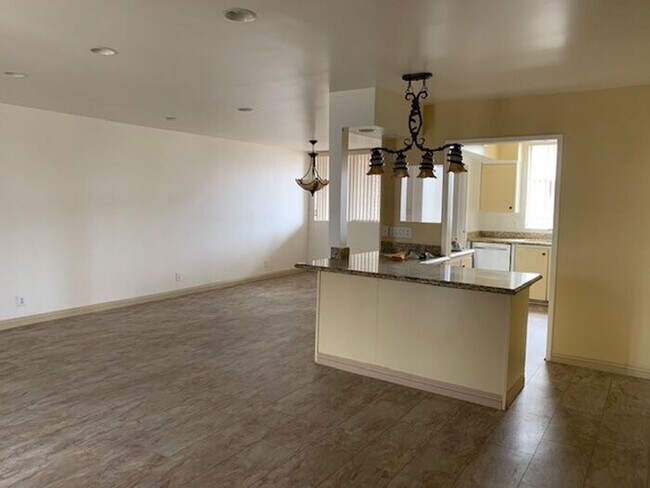 Building Photo - 6979 Palm Ct