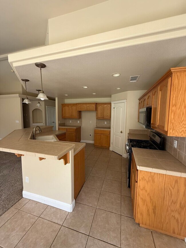 Building Photo - 4 bedroom, 2 bathroom home in Great Neighborhood!