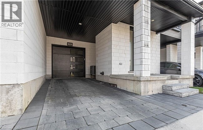 Photo du bâtiment - 925 Manhattan Way