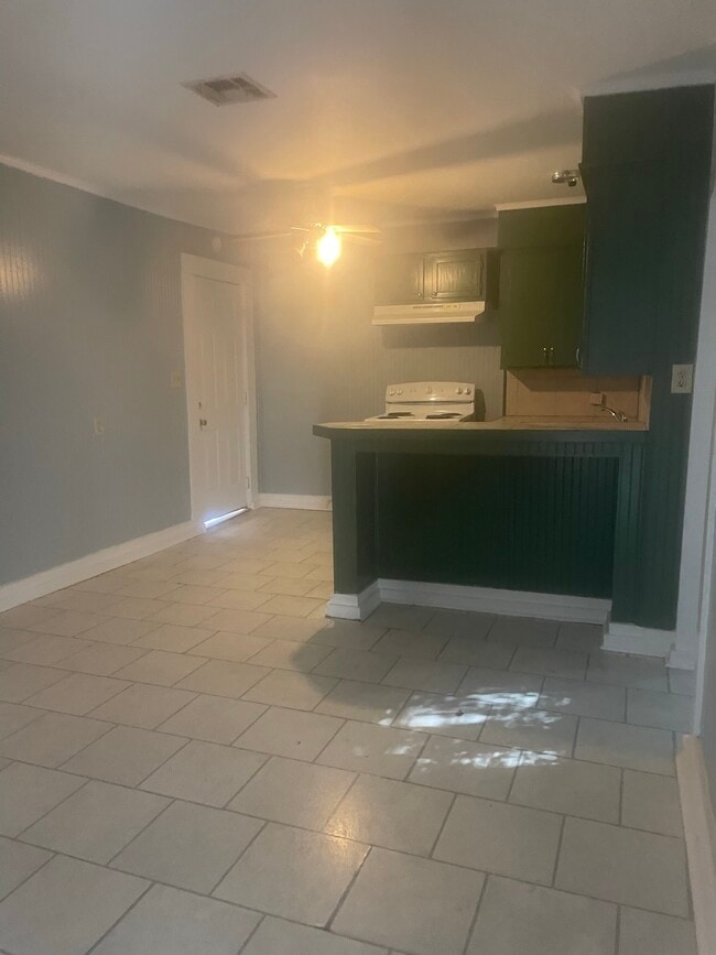 Building Photo - 858 Geranium St