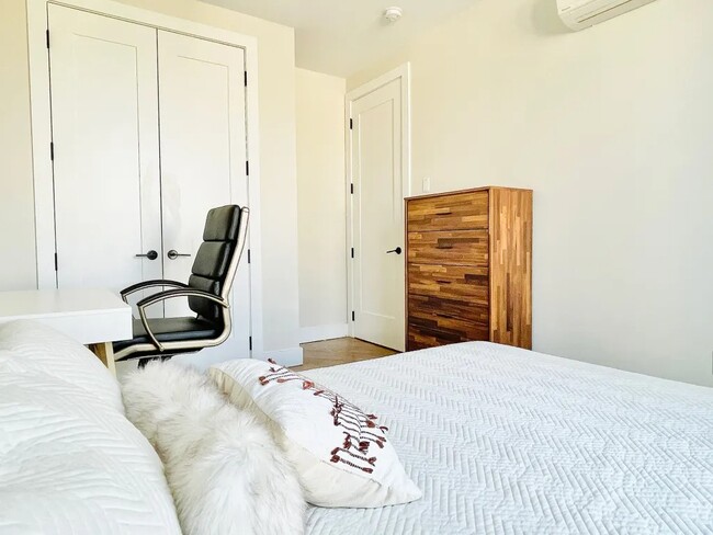 Foto del edificio - Furnished room/NOT APARTMENT