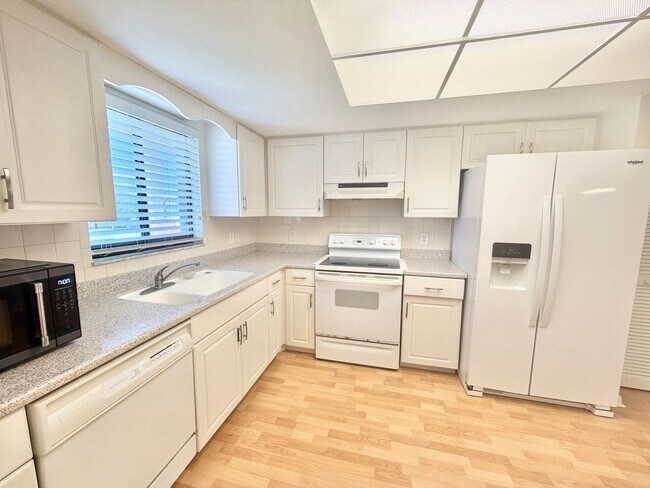 Building Photo - ** PALM RIVER ** 2 BED / 2 BATH - 1ST FLOOR - CONDO - NORTH NAPLES - ANNUAL RENTAL