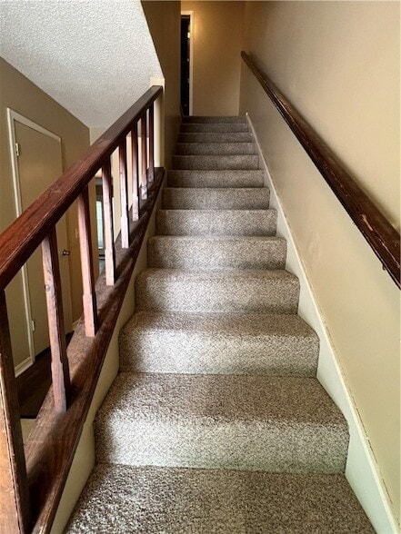 Building Photo - 2043 E Oaks Dr