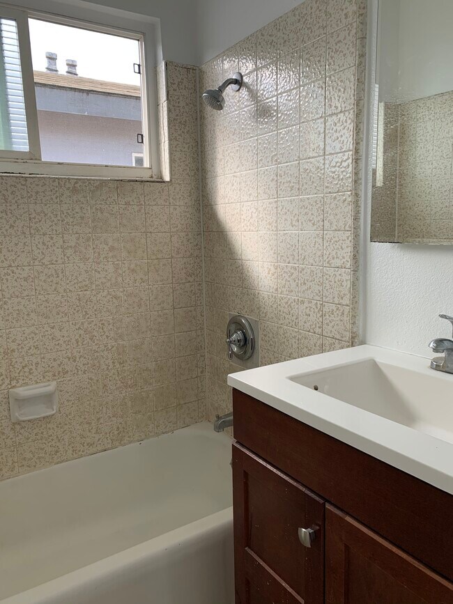 Bathroom - 410 N Bush St
