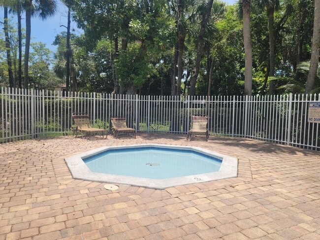 Foto del edificio - 671 Cypress Lake Blvd