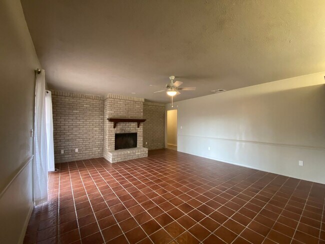 Building Photo - Sprawling 3 bedroom home with all the extr...