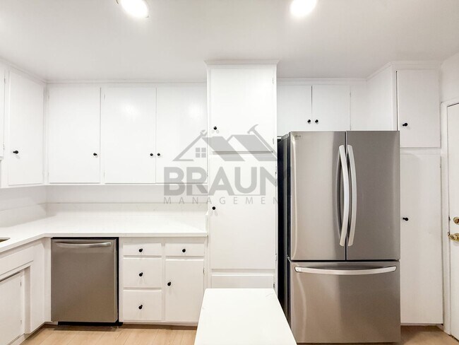 Foto del edificio - 6041 Whitsett Ave