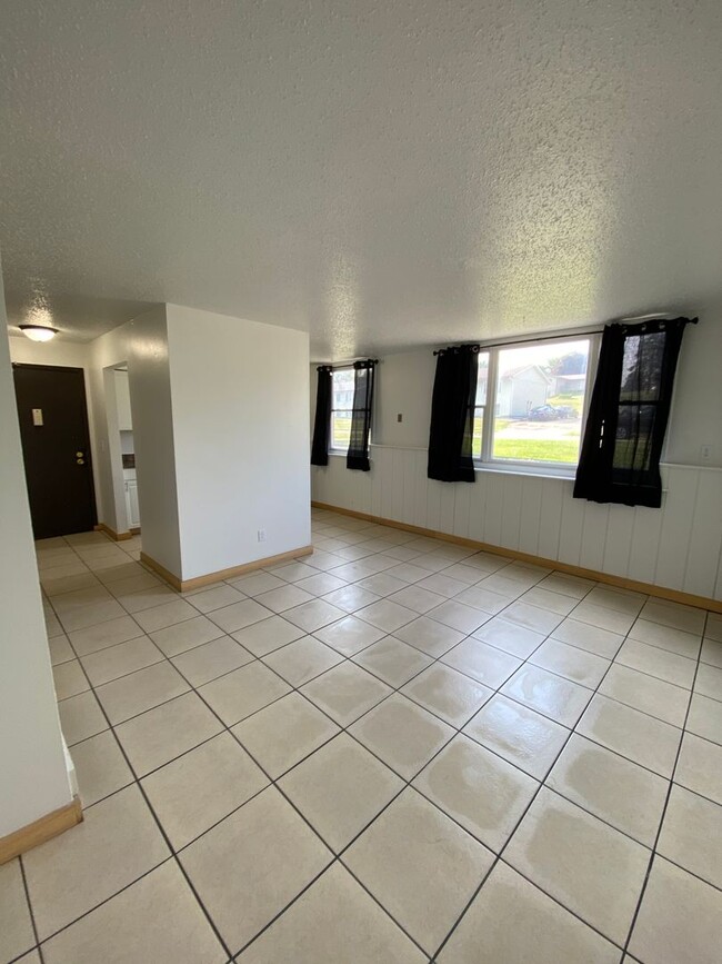 Building Photo - 305 Melody Ln