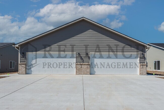 Building Photo - 5121 N Cypress St