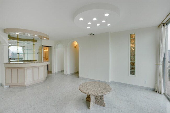 Building Photo - 10747 Wilshire Blvd