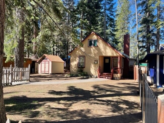 Foto del edificio - Sweet Tahoe Charm Cabin! Available Now!! for a 3-6 month lease or a long term lease! Call and inq...