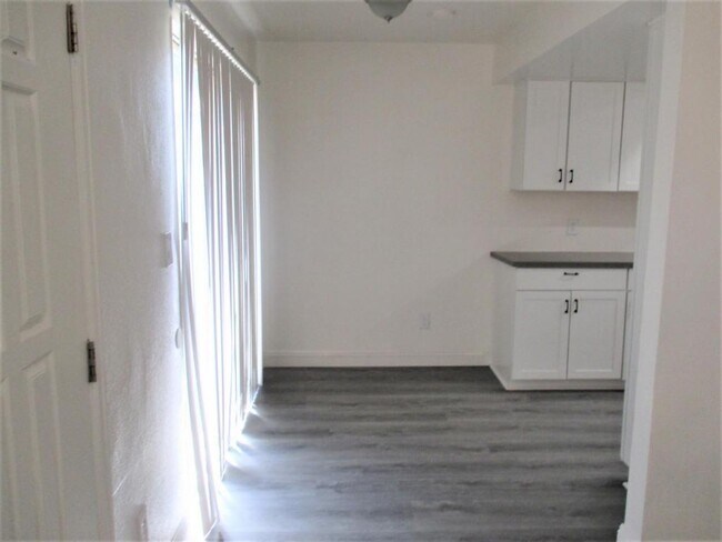 Building Photo - 633 S Jordan Ave