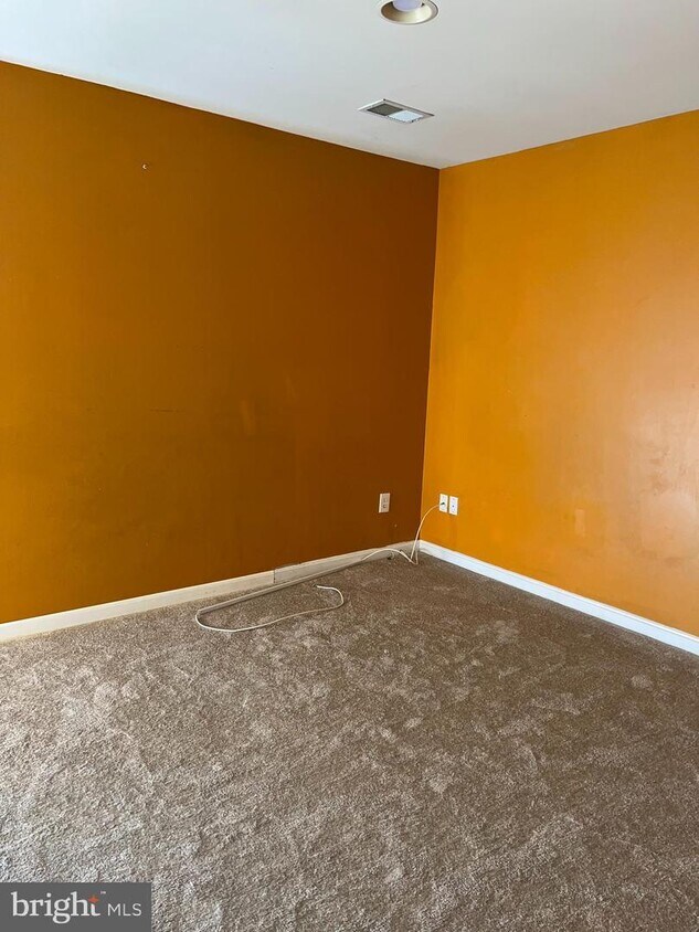 Primary Photo - 323 Kirby St