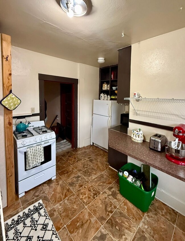 Building Photo - 612 S 4th St W