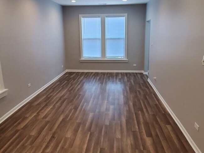 Foto del edificio - 4920 W Potomac Ave