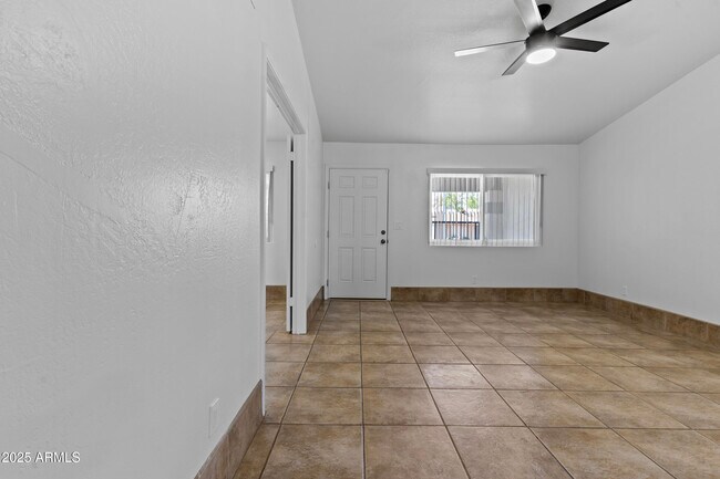 Foto del edificio - 2442 E Diamond Ave
