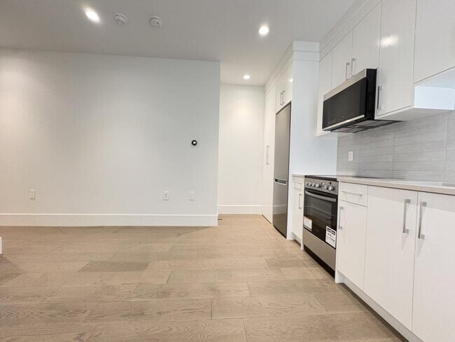 Photo du bâtiment - 2 bedroom in Burnaby BC V5A 1K6