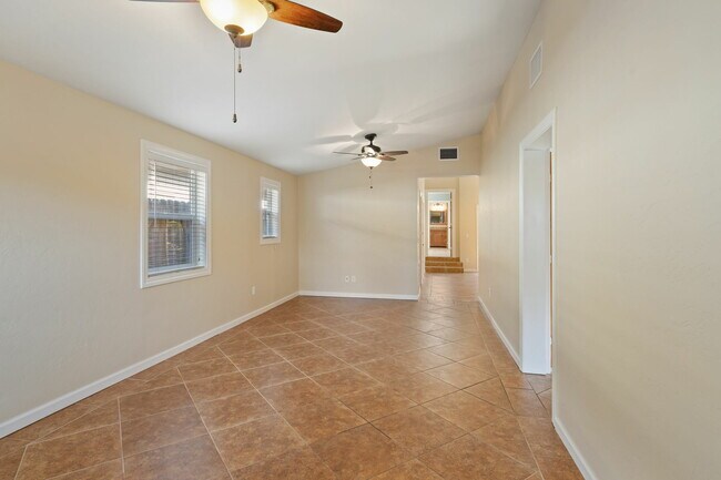 Foto del edificio - 824 Prince Ave