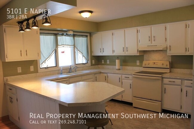 Building Photo - Beautiful ranch home with a lovely country...