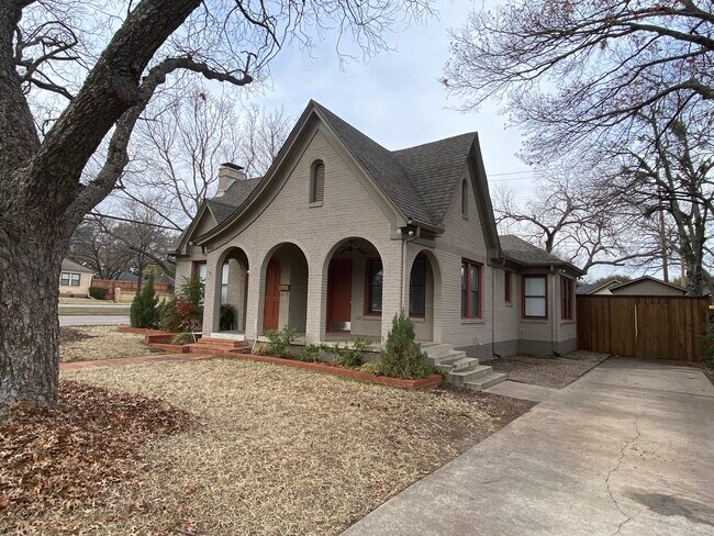 Fotografía del edificio - 839 Thomasson Dr