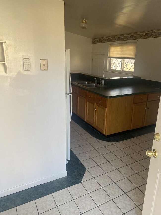 Foto del edificio - Cute with open floor plan, 3 bedroom, 1 bath Ranch with basement, freshly painted