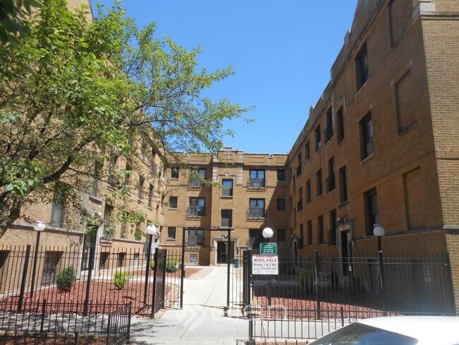 Building Photo - 726 W Roscoe St