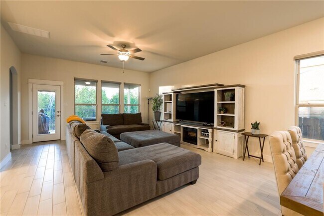 Foto del edificio - 17600 Chino Ln