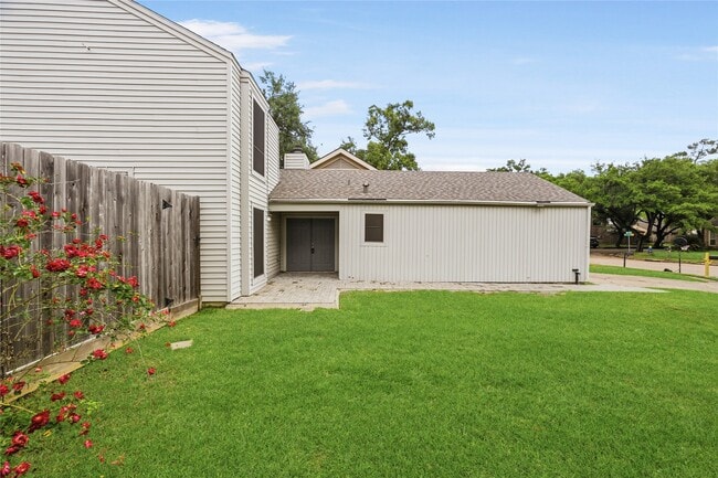 Foto del edificio - 5106 Spruce Forest Dr