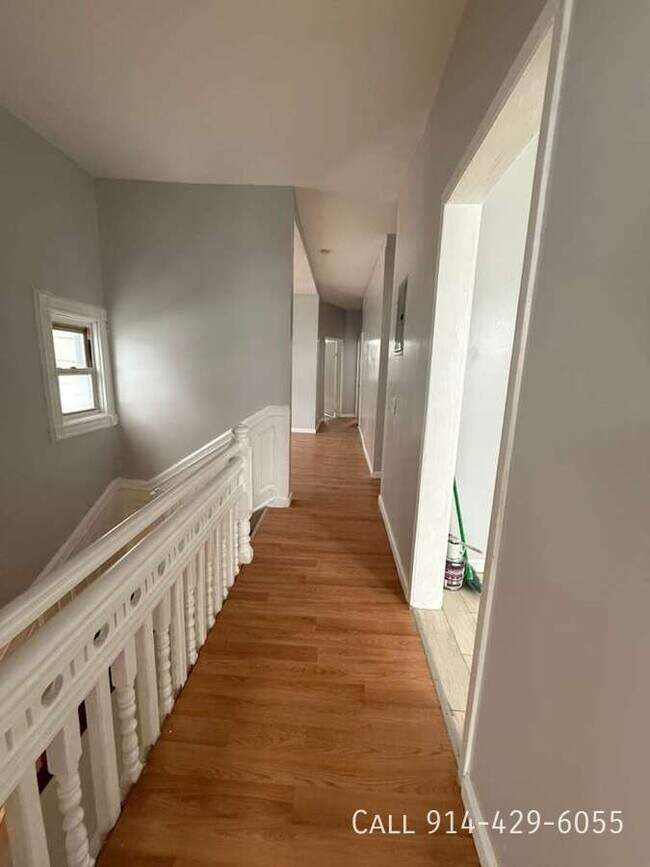 Foto del edificio - 584 Warburton Ave