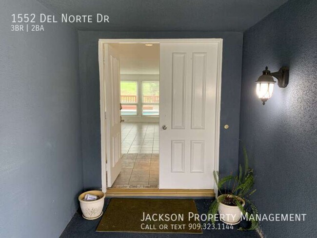 Building Photo - Spacious home with pool and golf course vi...