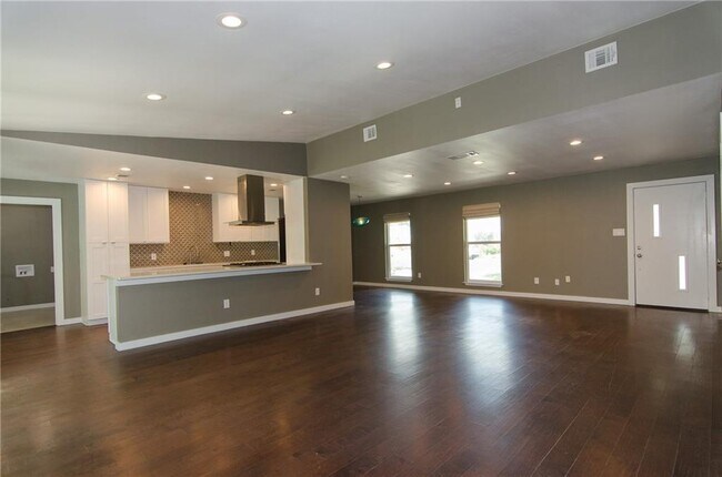 Building Photo - 2007 Teakwood Dr