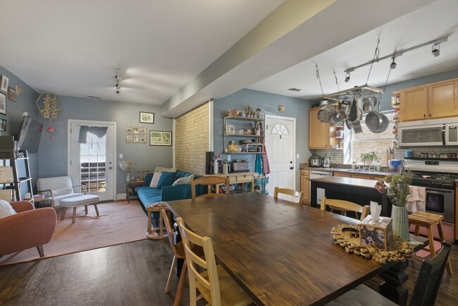 Building Photo - 2544 W George St