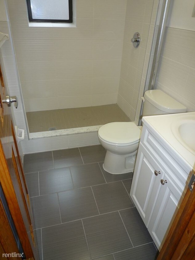 Foto del edificio - 2330 Tiebout Ave