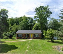 Building Photo - 220 Logan Ct