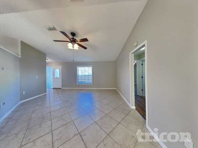 Foto del edificio - 1374 Godfrey Ave