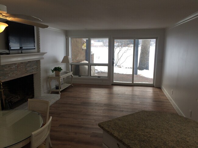 Wide plank wood like vinyl floor néw - 3895 Dorothy Ln