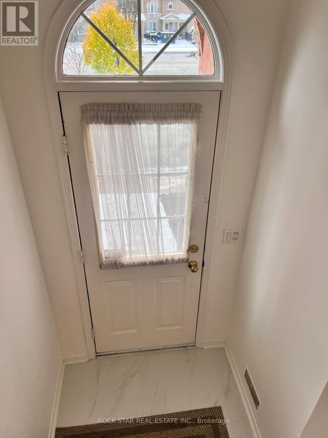 Photo du bâtiment - 5030 Heatherleigh Ave