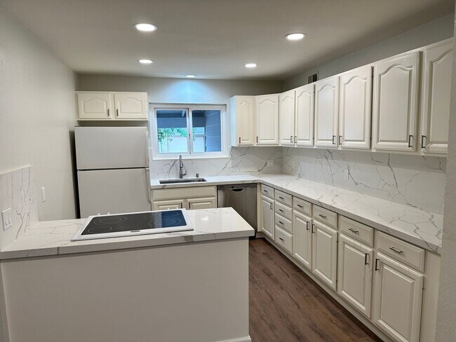 Building Photo - Beautiful Remodeled 4 Bedroom 2 Bath Bloss...