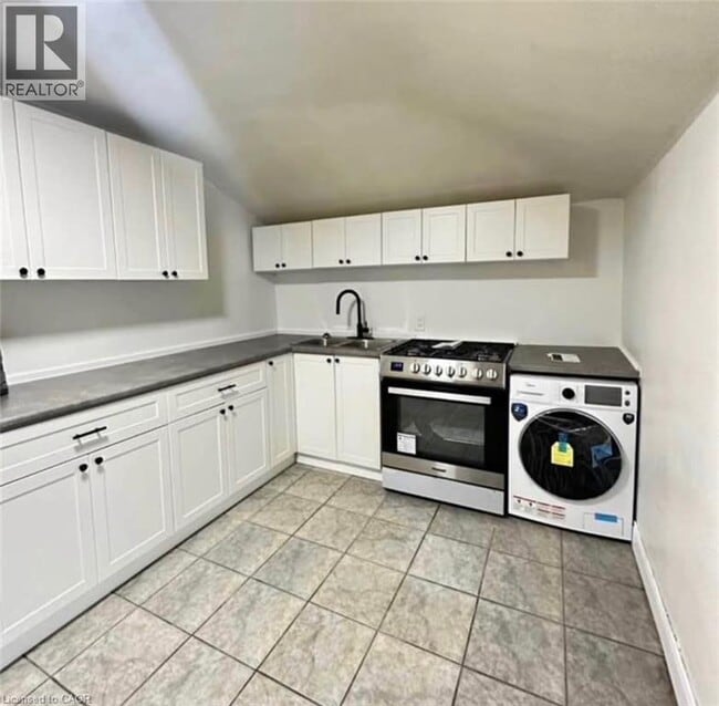 Building Photo - 216 John St N