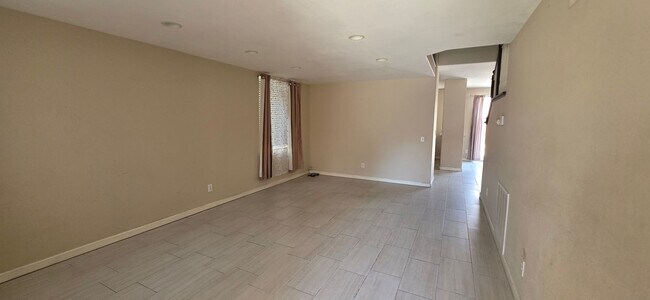 Building Photo - Lovely Home in Desirable Golf Course Commu...