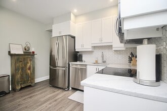 Building Photo - 38 Bruyère St