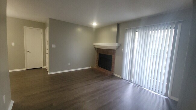 Foto del edificio - 906 Candlewood Dr NW