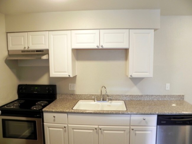 Building Photo - Home@Uptown! 2 Bedroom! Avaialbe Now!