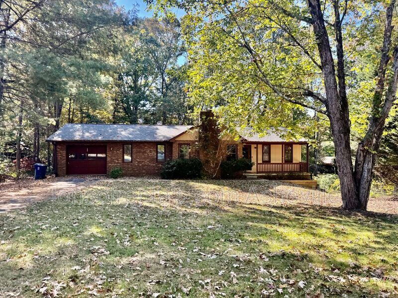 Foto principal - 136 Atwood Dr