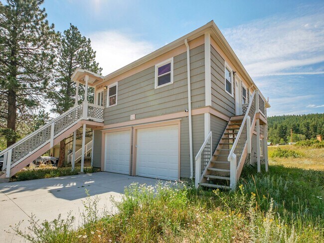 Building Photo - 4 Bedroom, 2 bath home with 2 car garage