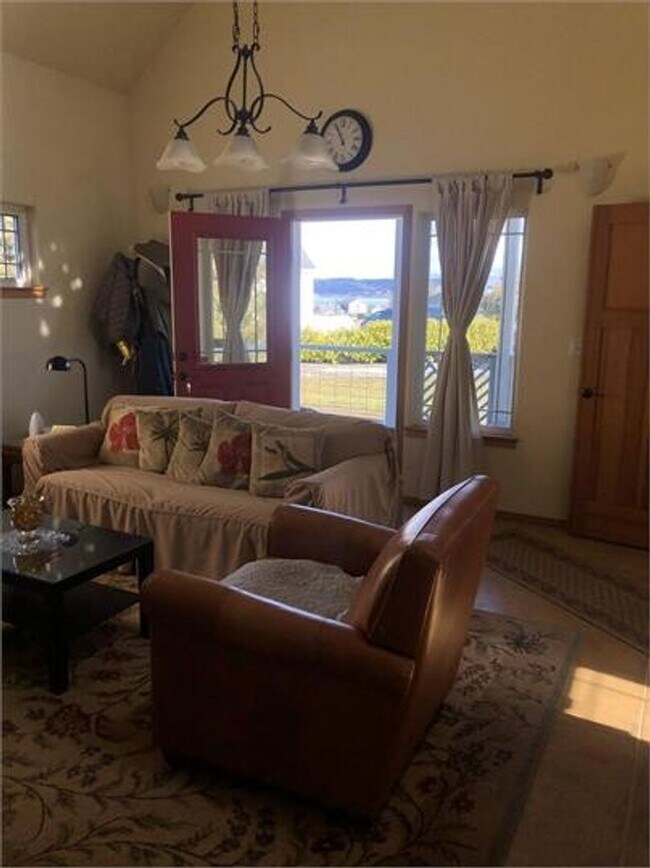 Building Photo - ***PENDING APPLICATION***Location! Location! Your fully furnished Cairn Cottage is located in Cou...