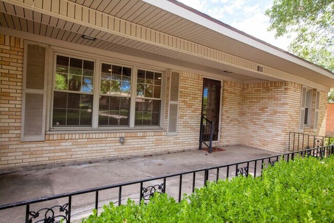 Building Photo - Near Downtown Plano